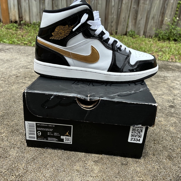 Jordan Black and White Athletic Shoes Classic Design - Picture 9 of 10